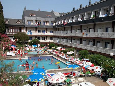 94 With Outdoor Swimmingpool Hébergement de vacances