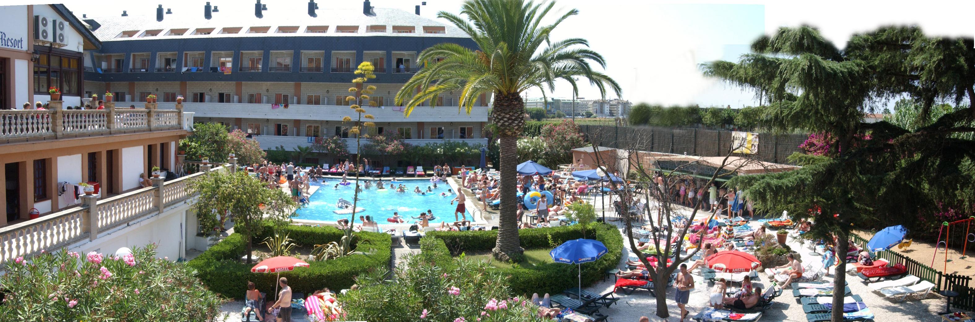 94 With Outdoor Swimmingpool Hébergement de vacances *