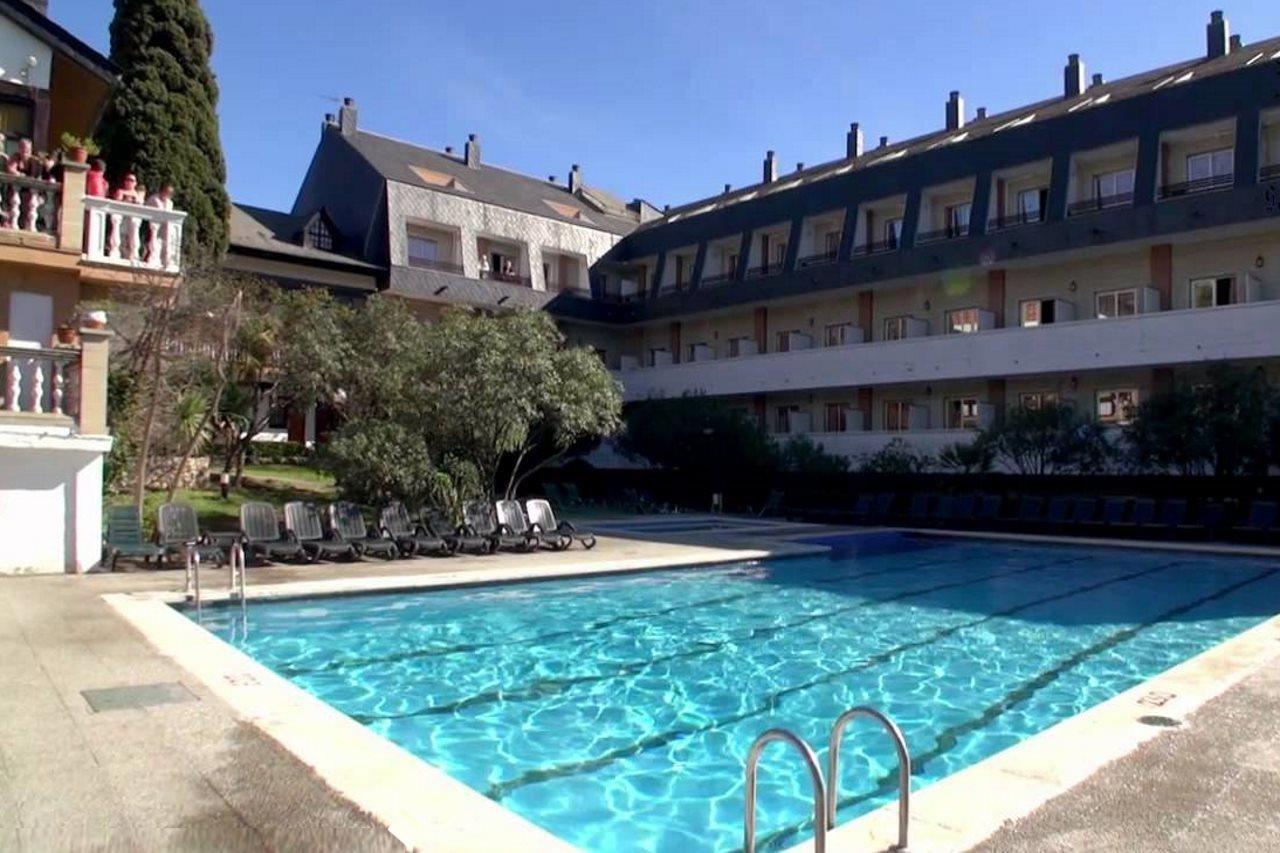94 With Outdoor Swimmingpool *