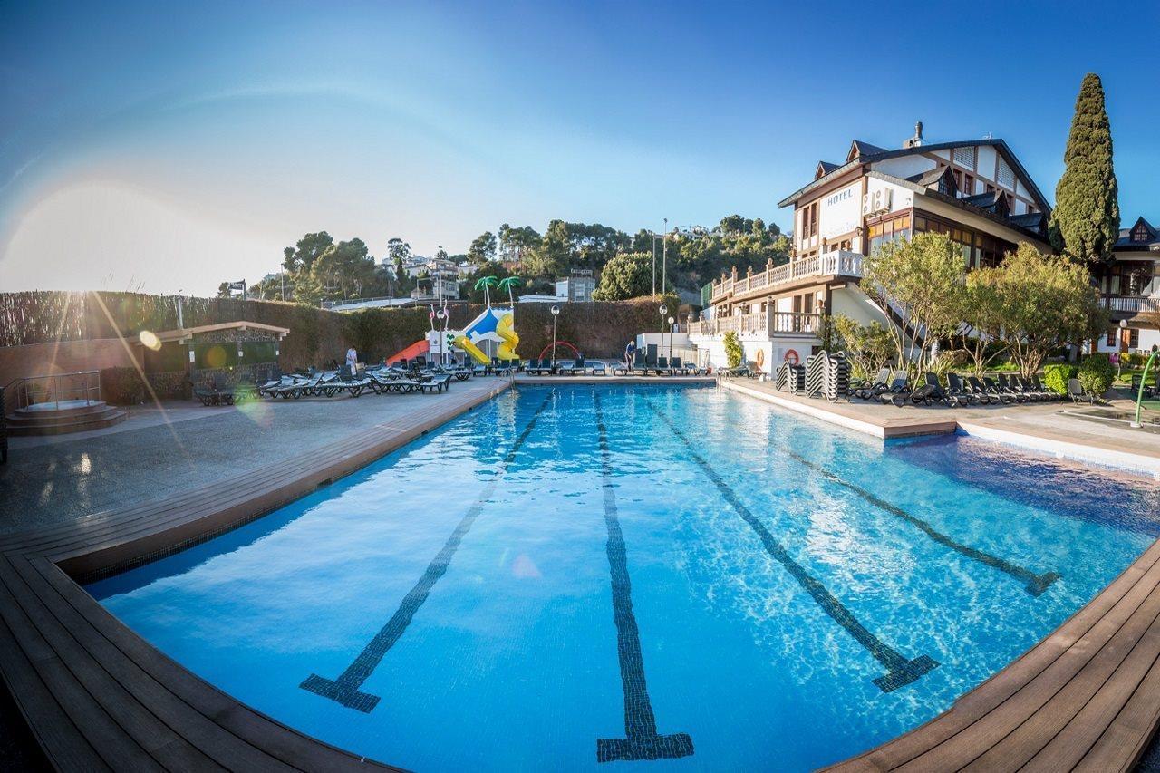94 With Outdoor Swimmingpool *