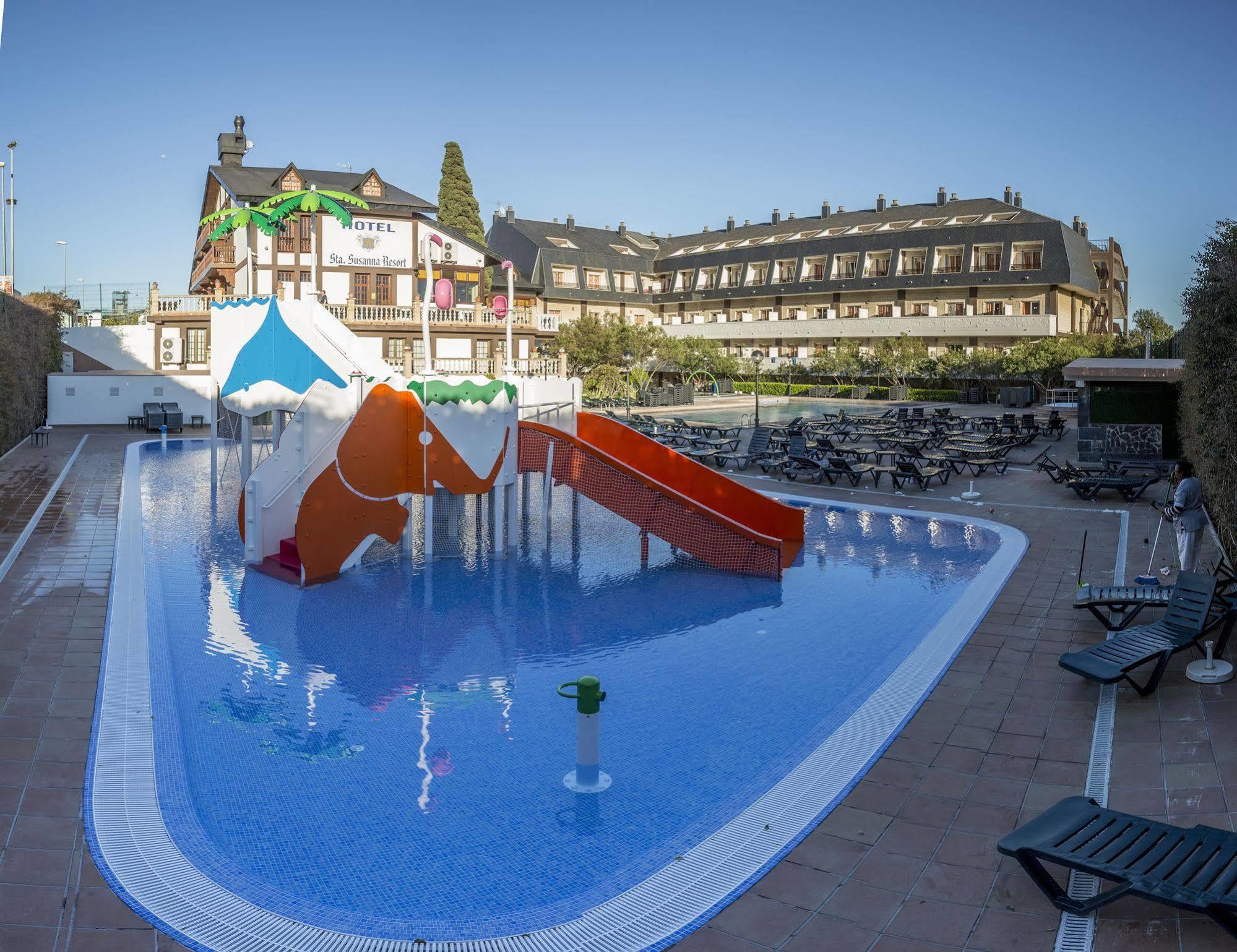 94 With Outdoor Swimmingpool Casa vacanze *